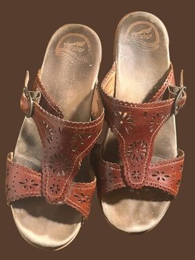 Dansko Sapphire Brown Leather Cutout Buckle Sandals sz 40